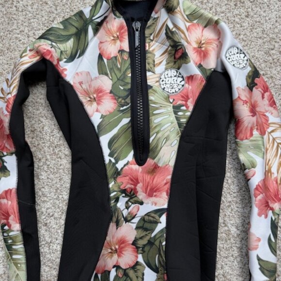 Rip Curl Long Sleeve Women's Wet Suit Black with Hibiscus Flowers Size 6 - Picture 1 of 9